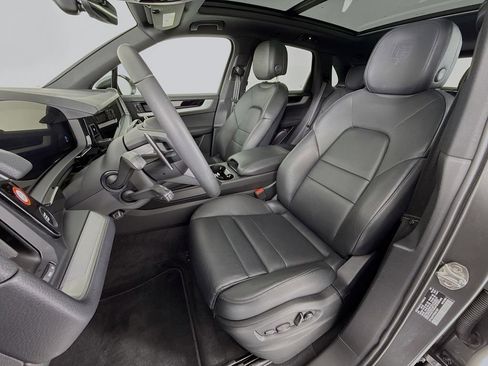 Certified 2025 Porsche Cayenne image 5