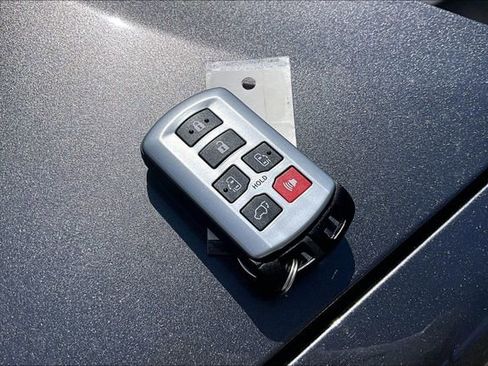 Used 2020 Toyota Sienna XLE w/ XLE Navigation Package FWD image 10