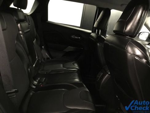 Used 2019 Jeep Cherokee Limited w/ Luxury Group AWD/4WD image 31