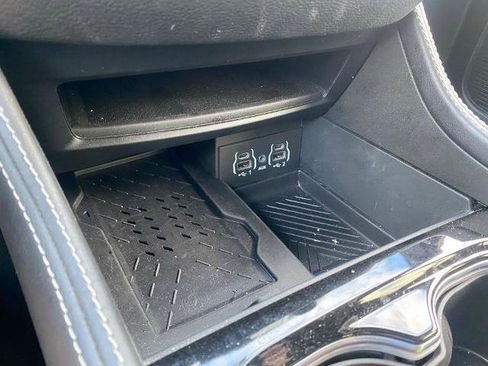 Used 2025 Chrysler Pacifica Limited image 23