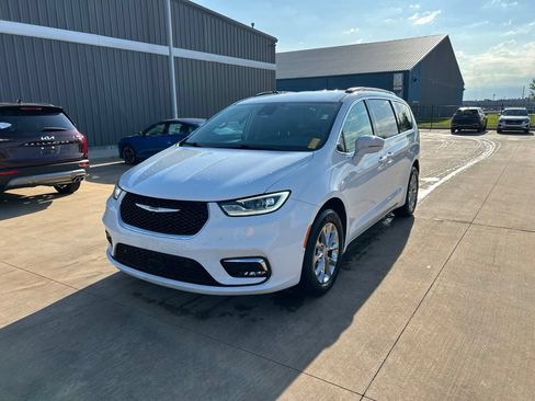 Used 2022 Chrysler Pacifica Touring-L w/ Uconnect Theater Family Group AWD/4WD image 1