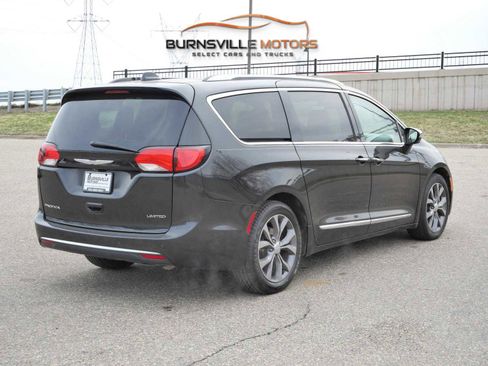Used 2017 Chrysler Pacifica Limited image 7