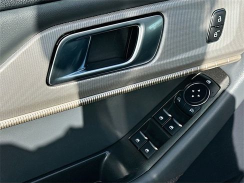 Used 2025 Ford Explorer Active w/ Active Comfort Package image 18