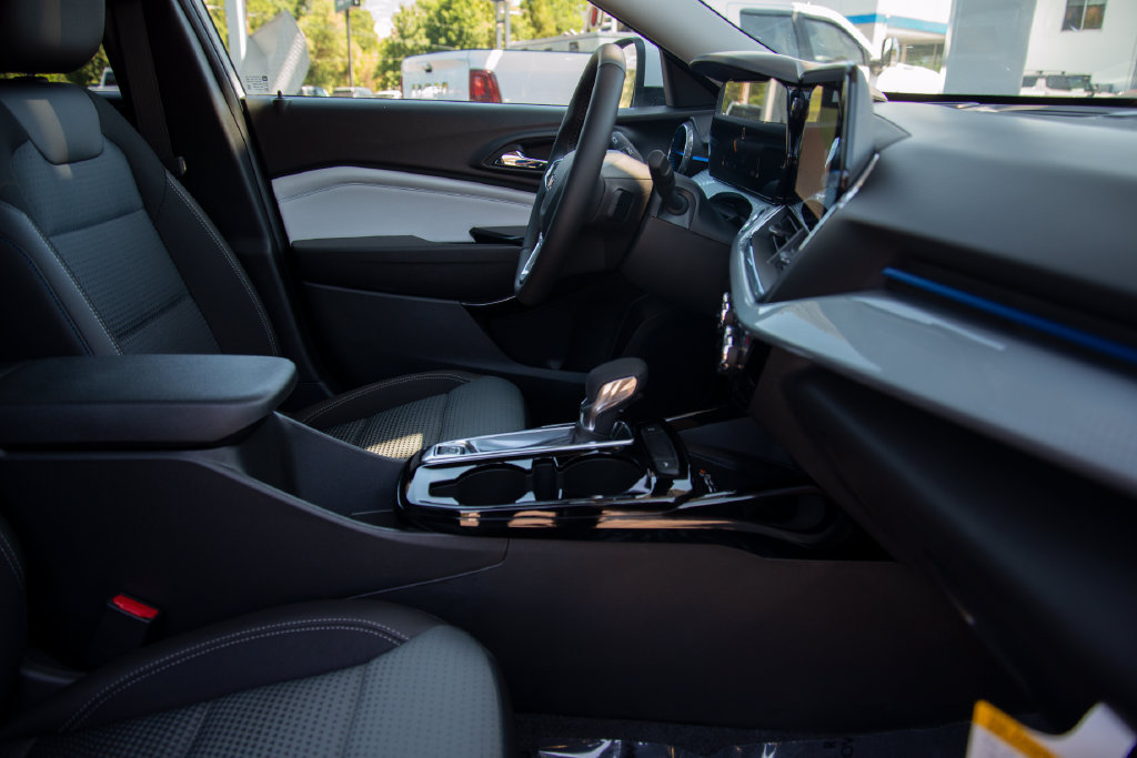 New 2026 Chevrolet Trax LT w/ Sunroof Package FWD image 17