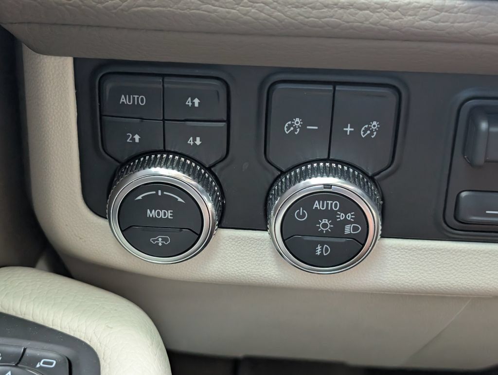 Used 2022 GMC Yukon Denali w/ Denali Premium Package AWD/4WD image 13