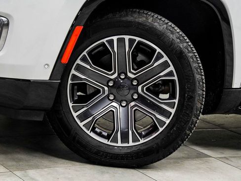 Used 2024 Jeep Wagoneer L Series II w/ Flexible Seating Group image 3