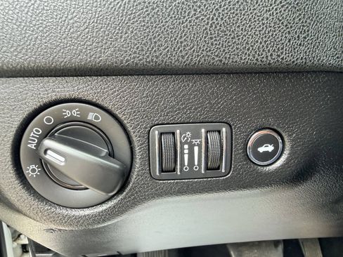 Used 2022 Dodge Charger SXT RWD image 18