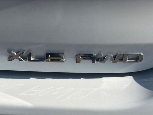 Used 2022 Toyota Highlander XLE AWD/4WD image 24