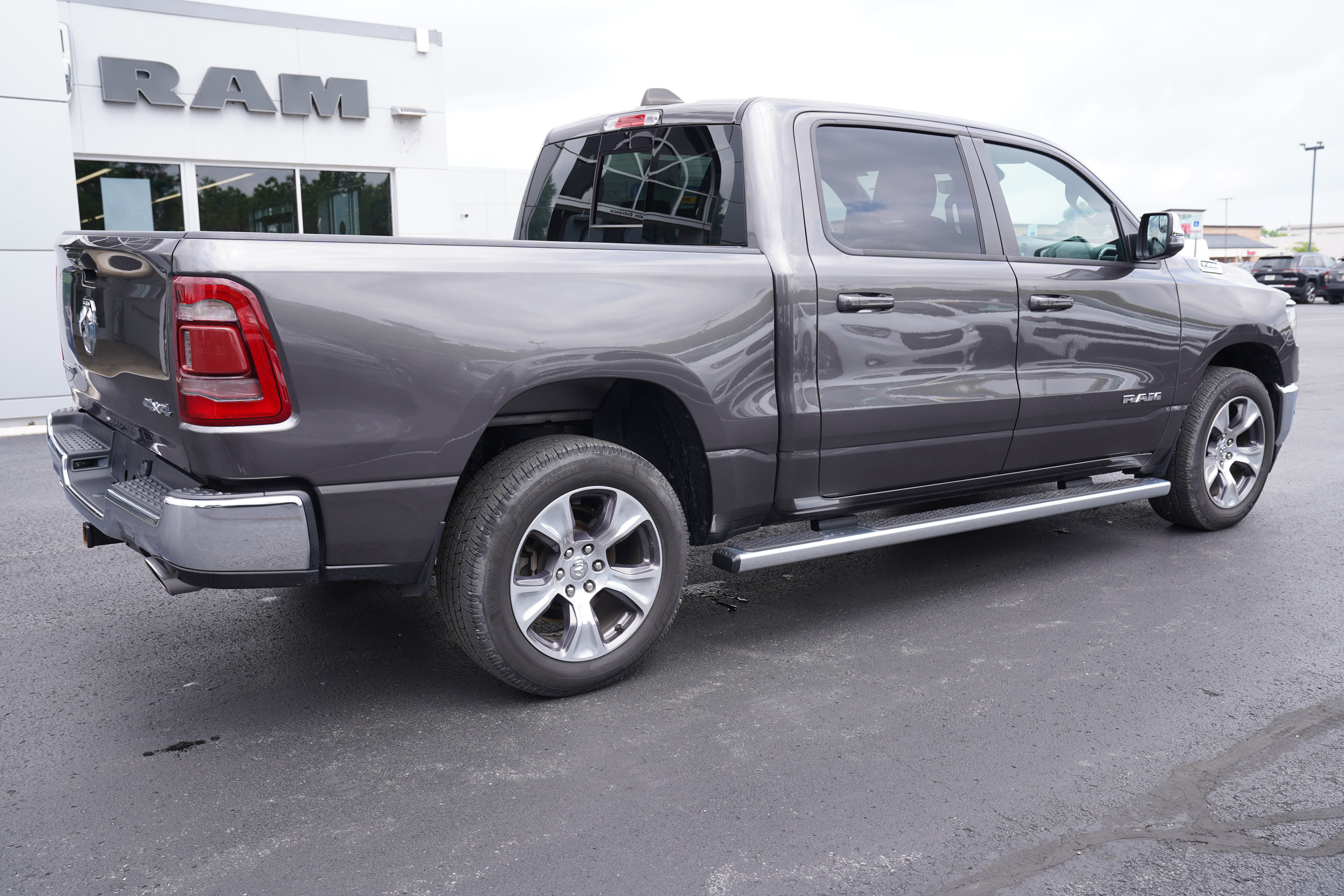 Used 2023 RAM 1500 Laramie AWD/4WD image 3