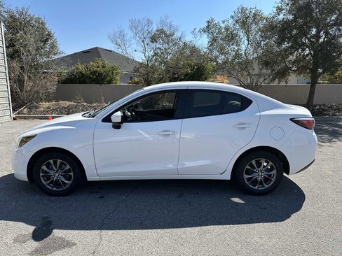 Used 2019 Toyota Yaris LE image 3
