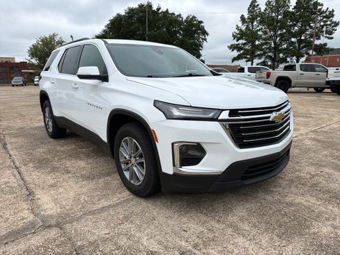 Used 2022 Chevrolet Traverse LT FWD image 2
