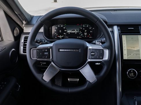 Used 2025 Land Rover Discovery Dynamic SE image 13