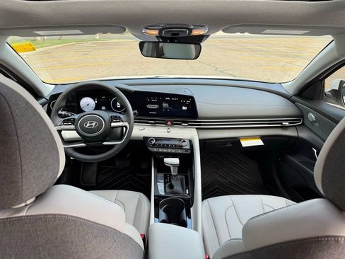 New 2025 Hyundai Elantra Limited image 23