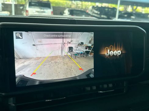 Used 2025 Jeep Gladiator Sport AWD/4WD image 19