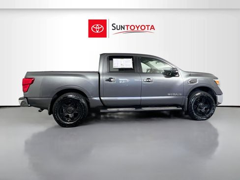 Used 2017 Nissan Titan SV RWD image 2
