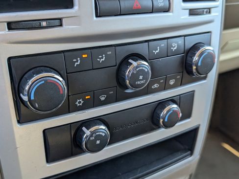 Used 2009 Chrysler Town & Country LX image 9