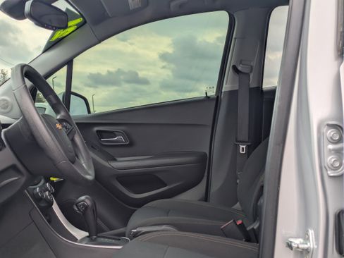 Used 2021 Chevrolet Trax LS w/ Tint and Cruise Package image 19