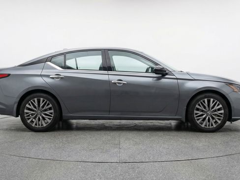 Used 2025 Nissan Altima 2.5 SV FWD image 11