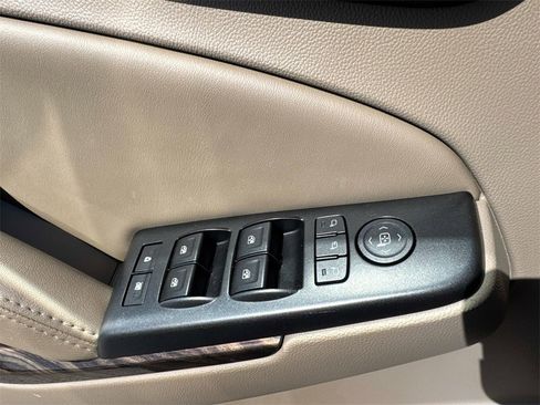 Certified 2017 GMC Yukon SLT image 11