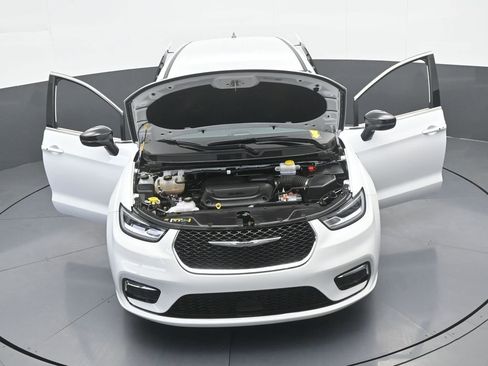 Used 2024 Chrysler Pacifica Select image 67