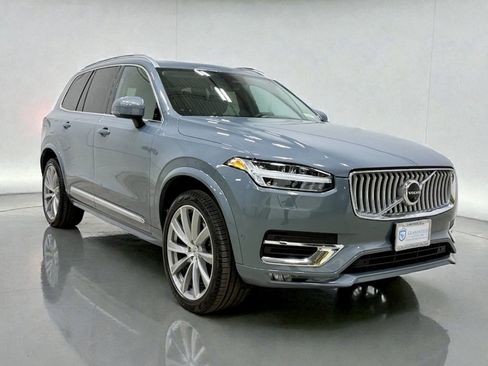 Used 2023 Volvo XC90 B6 Plus image 14