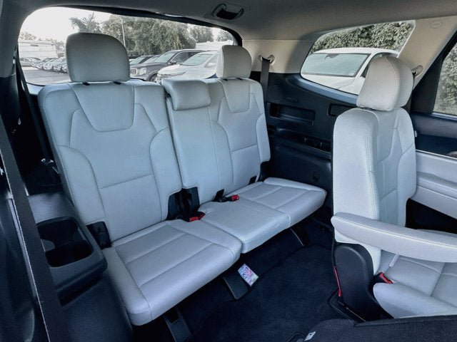 Certified 2025 Kia Telluride EX w/ EX Captain's Chair Package AWD/4WD image 28