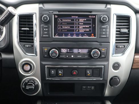 Used 2019 Nissan Titan SL image 14