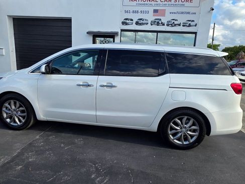 Used 2019 Kia Sedona EX w/ EX Premium Package FWD image 4