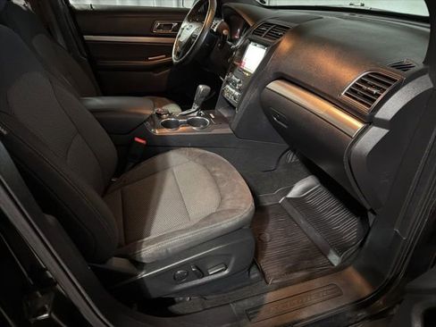 Used 2018 Ford Explorer XLT image 17