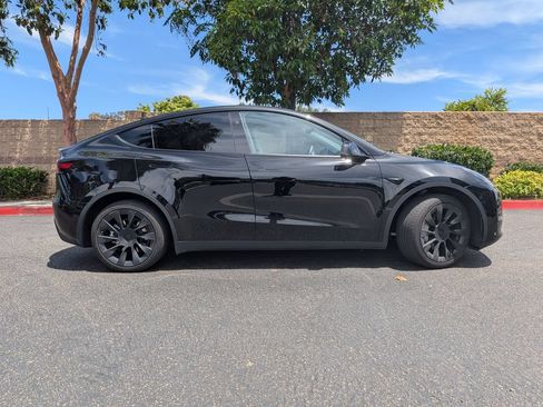 Used 2024 Tesla Model Y Long Range AWD/4WD image 9