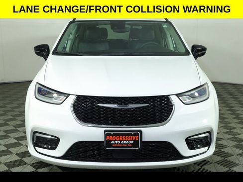 Used 2024 Chrysler Pacifica Touring-L FWD image 7