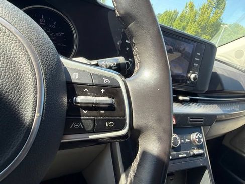 Used 2024 Kia Carnival LX FWD image 17