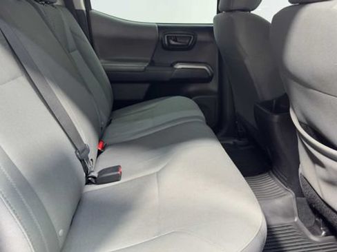 Used 2018 Toyota Tacoma SR5 RWD image 14