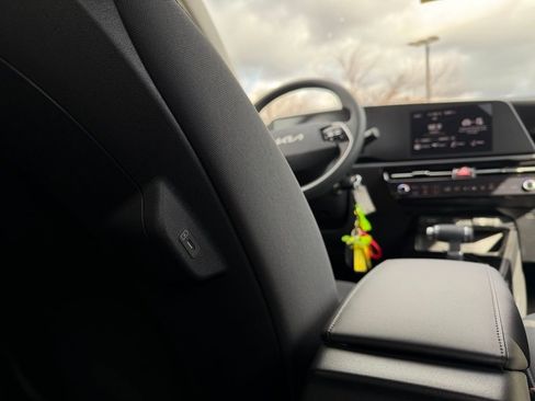 New 2026 Kia Niro LX image 28