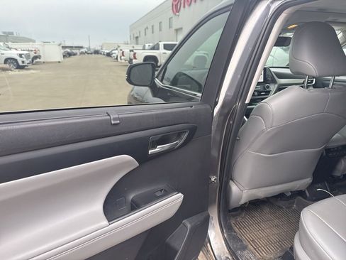 Used 2023 Toyota Highlander XLE image 8