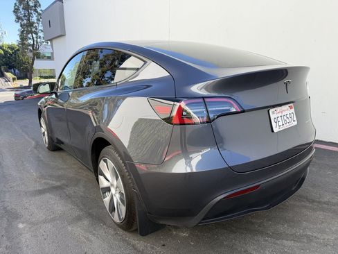 Used 2023 Tesla Model Y Long Range AWD/4WD image 4