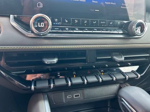 Used 2025 Chevrolet Colorado ZR2 w/ Technology Package AWD/4WD image 22