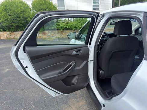 Used 2018 Ford Focus SE FWD image 16