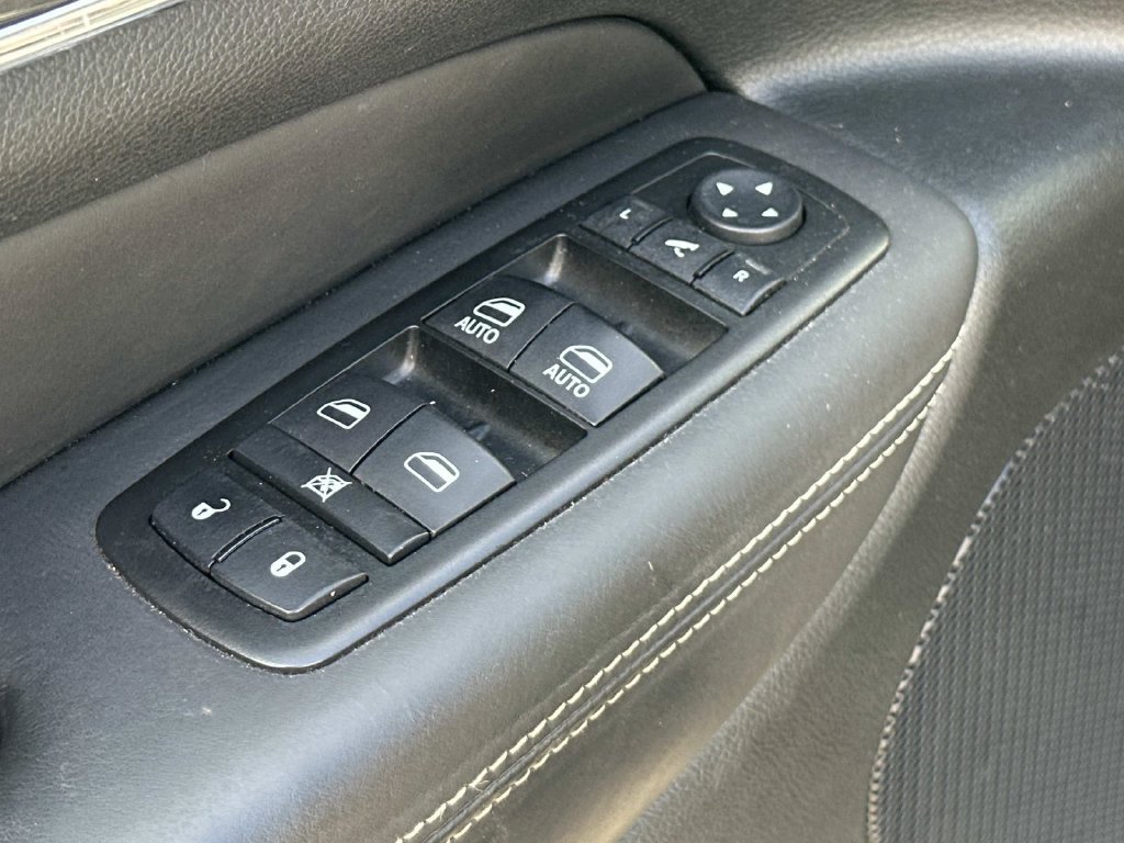 Used 2015 Jeep Grand Cherokee Overland AWD/4WD image 17