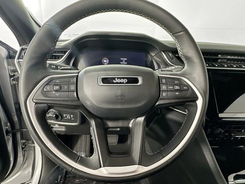 Used 2023 Jeep Grand Cherokee Altitude AWD/4WD image 11