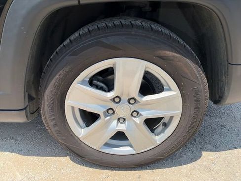 Used 2022 Jeep Compass Latitude FWD image 15