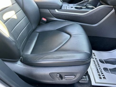 Used 2020 Toyota Highlander XLE image 26