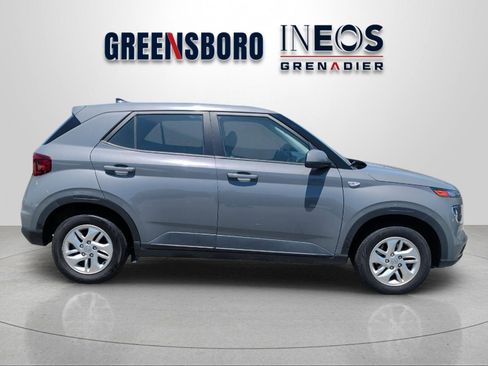 Used 2021 Hyundai Venue SE FWD image 6