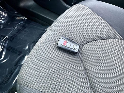 Used 2022 Toyota Highlander LE AWD/4WD image 14