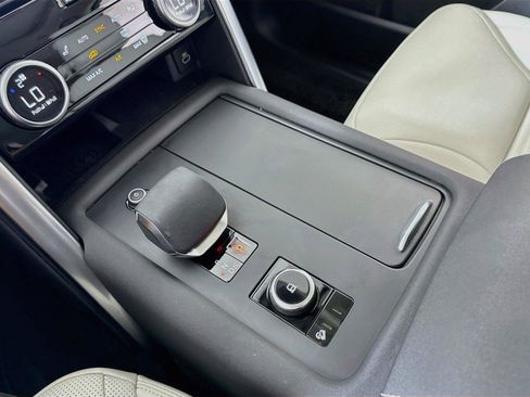 Used 2025 Land Rover Discovery Dynamic SE AWD/4WD image 21