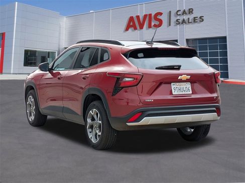 Used 2025 Chevrolet Trax LT w/ LT Convenience Package image 9