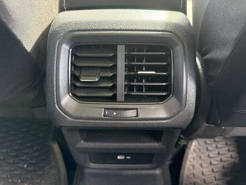 Used 2022 Volkswagen Taos SE image 18