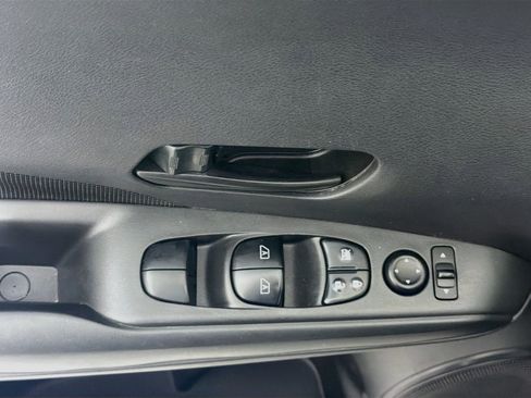 Used 2021 Nissan Kicks S FWD image 15