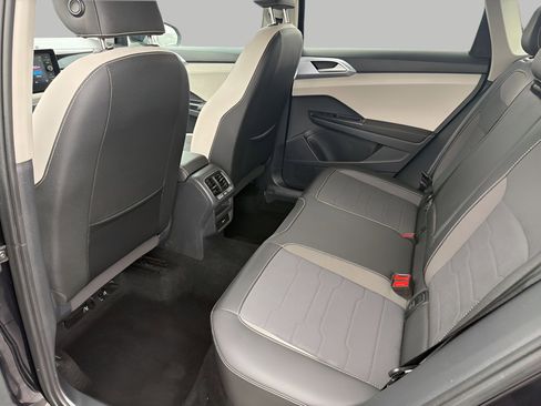 Used 2025 Volkswagen Taos SE image 25