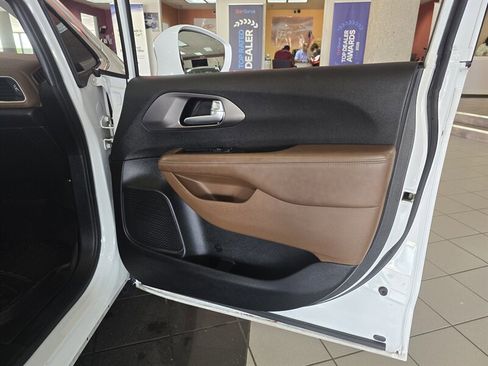 Used 2018 Chrysler Pacifica Limited image 13